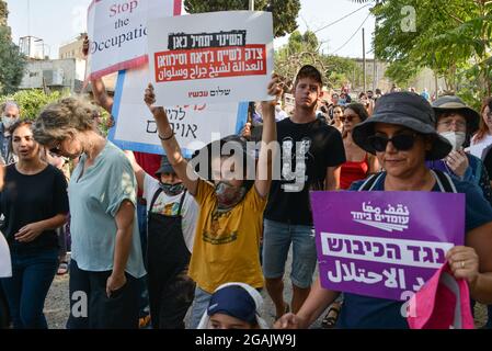 Jerusalem, Israel. Juli 2021. Israelisch-palästinensische Solidaritätsdemonstration gegen die Abschiebung in Sheikh Jarrah, gegen die rechtliche Diskussion über die Berufung der Bewohner der Nachbarschaft vor dem Hohen Gerichtshof Israels am kommenden Montag. Scheich Jarach, Jerusalem. Israel/Palästina. 30. Juli 2021.(Foto von Matan Golan/Alamy Live News) Quelle: Matan Golan/Alamy Live News Stockfoto