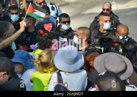 Jerusalem, Israel. Juli 2021. Israelisch-palästinensische Solidaritätsdemonstration gegen die Abschiebung in Sheikh Jarrah, gegen die rechtliche Diskussion über die Berufung der Bewohner der Nachbarschaft vor dem Hohen Gerichtshof Israels am kommenden Montag. Scheich Jarach, Jerusalem. Israel/Palästina. 30. Juli 2021.(Foto von Matan Golan/Alamy Live News) Quelle: Matan Golan/Alamy Live News Stockfoto