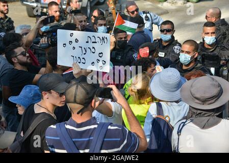Jerusalem, Israel. Juli 2021. Israelisch-palästinensische Solidaritätsdemonstration gegen die Abschiebung in Sheikh Jarrah, gegen die rechtliche Diskussion über die Berufung der Bewohner der Nachbarschaft vor dem Hohen Gerichtshof Israels am kommenden Montag. Scheich Jarach, Jerusalem. Israel/Palästina. 30. Juli 2021.(Foto von Matan Golan/Alamy Live News) Quelle: Matan Golan/Alamy Live News Stockfoto
