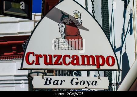 Carmona Spanien 28. Juli 2021 Handelsschild Front ein Geschäft befindet sich in Carmona, einer alten Stadt namens der helle Stern von Europa, die Stadt zeigt eine typische Stockfoto