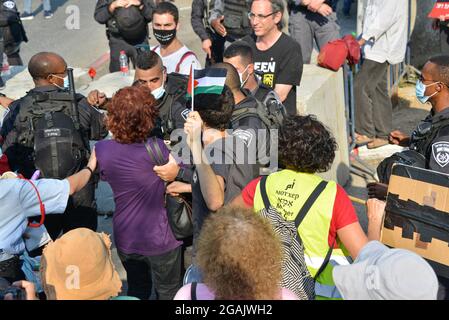 Jerusalem, Israel. Juli 2021. Israelisch-palästinensische Solidaritätsdemonstration gegen die Abschiebung in Sheikh Jarrah, gegen die rechtliche Diskussion über die Berufung der Bewohner der Nachbarschaft vor dem Hohen Gerichtshof Israels am kommenden Montag. Scheich Jarach, Jerusalem. Israel/Palästina. 30. Juli 2021.(Foto von Matan Golan/Alamy Live News) Quelle: Matan Golan/Alamy Live News Stockfoto