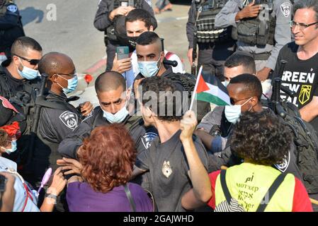 Jerusalem, Israel. Juli 2021. Israelisch-palästinensische Solidaritätsdemonstration gegen die Abschiebung in Sheikh Jarrah, gegen die rechtliche Diskussion über die Berufung der Bewohner der Nachbarschaft vor dem Hohen Gerichtshof Israels am kommenden Montag. Scheich Jarach, Jerusalem. Israel/Palästina. 30. Juli 2021.(Foto von Matan Golan/Alamy Live News) Quelle: Matan Golan/Alamy Live News Stockfoto