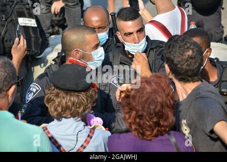 Jerusalem, Israel. Juli 2021. Israelisch-palästinensische Solidaritätsdemonstration gegen die Abschiebung in Sheikh Jarrah, gegen die rechtliche Diskussion über die Berufung der Bewohner der Nachbarschaft vor dem Hohen Gerichtshof Israels am kommenden Montag. Scheich Jarach, Jerusalem. Israel/Palästina. 30. Juli 2021.(Foto von Matan Golan/Alamy Live News) Quelle: Matan Golan/Alamy Live News Stockfoto