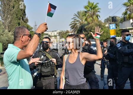 Jerusalem, Israel. Juli 2021. Israelisch-palästinensische Solidaritätsdemonstration gegen die Abschiebung in Sheikh Jarrah, gegen die rechtliche Diskussion über die Berufung der Bewohner der Nachbarschaft vor dem Hohen Gerichtshof Israels am kommenden Montag. Scheich Jarach, Jerusalem. Israel/Palästina. 30. Juli 2021.(Foto von Matan Golan/Alamy Live News) Quelle: Matan Golan/Alamy Live News Stockfoto