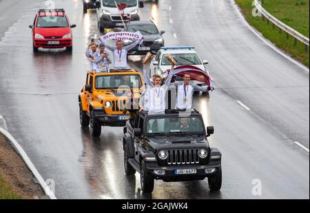 Riga, Lettland. Juli 2021. Die lettischen 3 x 3 Basketball-Goldmedaillengewinnerinnen der Olympischen Spiele in Tokio reagieren auf ihre Heimparade vom internationalen Flughafen Riga aus. Riga, Lettland, 30. Juli 2021. Quelle: Edijs Palens/Xinhua/Alamy Live News Stockfoto