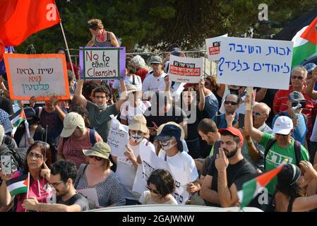 Jerusalem, Israel. Juli 2021. Israelisch-palästinensische Solidaritätsdemonstration gegen die Abschiebung in Sheikh Jarrah, gegen die rechtliche Diskussion über die Berufung der Bewohner der Nachbarschaft vor dem Hohen Gerichtshof Israels am kommenden Montag. Scheich Jarach, Jerusalem. Israel/Palästina. 30. Juli 2021.(Foto von Matan Golan/Alamy Live News) Quelle: Matan Golan/Alamy Live News Stockfoto