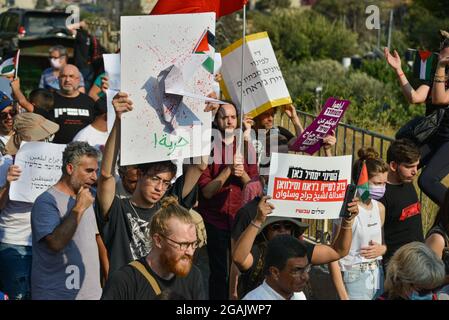 Jerusalem, Israel. Juli 2021. Israelisch-palästinensische Solidaritätsdemonstration gegen die Abschiebung in Sheikh Jarrah, gegen die rechtliche Diskussion über die Berufung der Bewohner der Nachbarschaft vor dem Hohen Gerichtshof Israels am kommenden Montag. Scheich Jarach, Jerusalem. Israel/Palästina. 30. Juli 2021.(Foto von Matan Golan/Alamy Live News) Quelle: Matan Golan/Alamy Live News Stockfoto
