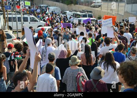 Jerusalem, Israel. Juli 2021. Israelisch-palästinensische Solidaritätsdemonstration gegen die Abschiebung in Sheikh Jarrah, gegen die rechtliche Diskussion über die Berufung der Bewohner der Nachbarschaft vor dem Hohen Gerichtshof Israels am kommenden Montag. Scheich Jarach, Jerusalem. Israel/Palästina. 30. Juli 2021.(Foto von Matan Golan/Alamy Live News) Quelle: Matan Golan/Alamy Live News Stockfoto