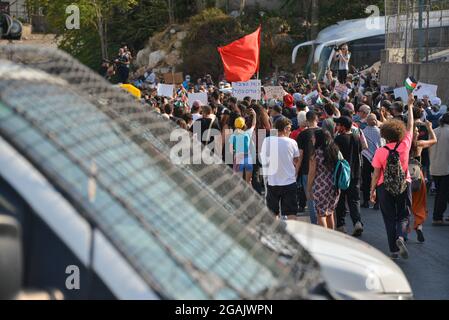 Jerusalem, Israel. Juli 2021. Israelisch-palästinensische Solidaritätsdemonstration gegen die Abschiebung in Sheikh Jarrah, gegen die rechtliche Diskussion über die Berufung der Bewohner der Nachbarschaft vor dem Hohen Gerichtshof Israels am kommenden Montag. Scheich Jarach, Jerusalem. Israel/Palästina. 30. Juli 2021.(Foto von Matan Golan/Alamy Live News) Quelle: Matan Golan/Alamy Live News Stockfoto