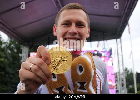 Riga, Lettland. Juli 2021. Agnis Cavars aus Lettland, 3 x 3 Basketball-Goldmedaillengewinnerin der Olympischen Spiele in Tokio, posiert mit seiner Goldmedaille während einer Heimkehr auf dem Internationalen Flughafen Riga. Riga, Lettland, 30. Juli 2021. Quelle: Edijs Palens/Xinhua/Alamy Live News Stockfoto