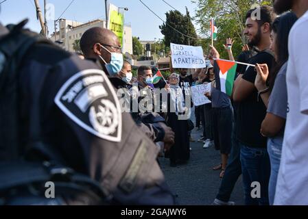 Jerusalem, Israel. Juli 2021. Israelisch-palästinensische Solidaritätsdemonstration gegen die Abschiebung in Sheikh Jarrah, gegen die rechtliche Diskussion über die Berufung der Bewohner der Nachbarschaft vor dem Hohen Gerichtshof Israels am kommenden Montag. Scheich Jarach, Jerusalem. Israel/Palästina. 30. Juli 2021.(Foto von Matan Golan/Alamy Live News) Quelle: Matan Golan/Alamy Live News Stockfoto