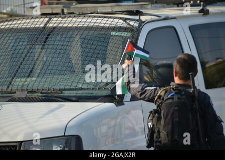 Jerusalem, Israel. Juli 2021. Israelisch-palästinensische Solidaritätsdemonstration gegen die Abschiebung in Sheikh Jarrah, gegen die rechtliche Diskussion über die Berufung der Bewohner der Nachbarschaft vor dem Hohen Gerichtshof Israels am kommenden Montag. Scheich Jarach, Jerusalem. Israel/Palästina. 30. Juli 2021.(Foto von Matan Golan/Alamy Live News) Quelle: Matan Golan/Alamy Live News Stockfoto