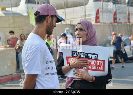 Jerusalem, Israel. Juli 2021. Israelisch-palästinensische Solidaritätsdemonstration gegen die Abschiebung in Sheikh Jarrah, gegen die rechtliche Diskussion über die Berufung der Bewohner der Nachbarschaft vor dem Hohen Gerichtshof Israels am kommenden Montag. Scheich Jarach, Jerusalem. Israel/Palästina. 30. Juli 2021.(Foto von Matan Golan/Alamy Live News) Quelle: Matan Golan/Alamy Live News Stockfoto