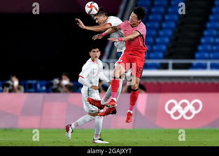 YOKOHAMA, JAPAN – JULI 31: Cesar Montes aus Mexiko kämpft mit UI-jo Hwang aus Südkorea während des Viertelfinalspieles der Olympischen Spiele der Herren-Fußballmeisterschaft 2020 in Tokio zwischen Südkorea und Mexiko am 31. Juli 2021 im Internationalen Stadion Yokohama in Yokohama, Japan, um den Kopf-Ball (Foto: Pablo Morano/Orange Picles) Stockfoto
