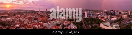 Panoramablick auf die Altstadt von Tallinn bei violettem Sonnenuntergang, Estland. Stockfoto