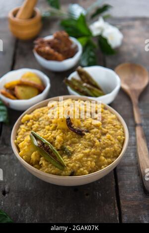 Food Fotografie khichdi oder dal khichadi Hintergrund. Nahaufnahme, selektiver Fokus. Stockfoto