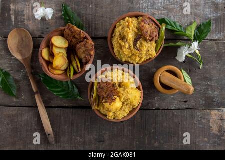 Blick von oben auf Khichdi oder Khichadi, ein beliebtes indisches Rezept. Das Essen besteht aus Dal oder Linsen und Reis kombiniert mit indischen Gewürzen und Tomaten. Stockfoto