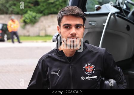 Morecambe, Großbritannien. Juli 2021. Reece James von Blackpool kommt am 7/31/2021 im Mazuma Stadium in Morecambe, Großbritannien an. (Foto von Mark Cosgrove/News Images/Sipa USA) Quelle: SIPA USA/Alamy Live News Stockfoto