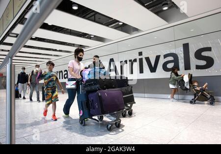 London, Großbritannien. Juli 2021. Passagiere, die am Terminal 5 ankommen. Erwachsene, die vollständig durch den NHS geimpft wurden, müssen sich jetzt nicht mehr selbst isolieren, wenn sie aus den meisten Ländern der AMBER-Liste zurückkehren. Kinder müssen auch nicht in Quarantäne gestellt werden. Kredit: Mark Thomas/Alamy Live Nachrichten Stockfoto