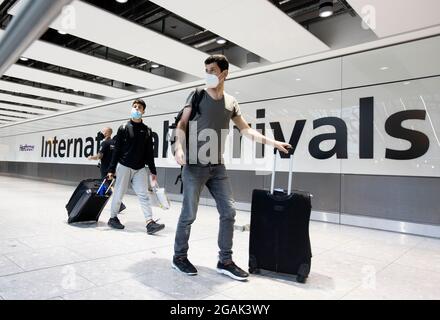 London, Großbritannien. Juli 2021. Passagiere, die am Terminal 5 ankommen. Erwachsene, die vollständig durch den NHS geimpft wurden, müssen sich jetzt nicht mehr selbst isolieren, wenn sie aus den meisten Ländern der AMBER-Liste zurückkehren. Kinder müssen auch nicht in Quarantäne gestellt werden. Kredit: Mark Thomas/Alamy Live Nachrichten Stockfoto