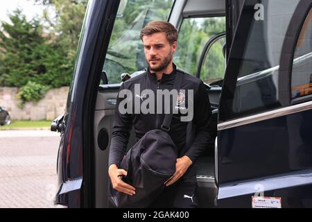 Morecambe, Großbritannien. Juli 2021. Luke Garbutt von Blackpool erreicht am 7/31/2021 das Mazuma Stadium in Morecambe, Großbritannien. (Foto von Mark Cosgrove/News Images/Sipa USA) Quelle: SIPA USA/Alamy Live News Stockfoto