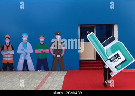 Chennai, Tamil Nadu, Indien. Juli 2021. Die Ausstellung einer Covid-19 Coronavirus Awareness Ausstellung wird von Mitarbeitern in Chennai eingerichtet. (Bild: © Sri Loganathan/ZUMA Press Wire) Stockfoto