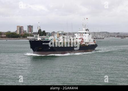 Der doppelgeschälte Ölproduktentanker MV WHITCHAMPION macht sich aus dem Hafen auf den Weg Stockfoto