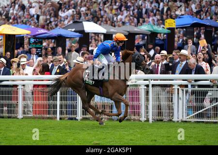 Wagyu, der von Jockey Jason Hart gefahren wird, gewinnt den Sprint Handicap der Unibet Stewards am fünften Tag des Goodwood Festivals auf der Goodwood Racecourse in Chichester. Stockfoto