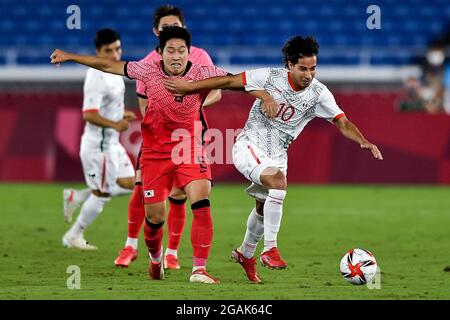 YOKOHAMA, JAPAN - 31. JULI: Kang-in Lee aus Südkorea und Diego Lainez aus Mexiko kämpfen während des Viertelfinalspieles des Olympischen Fußballturniers für Männer in Tokio 2020 zwischen Südkorea und Mexiko im Internationalen Stadion Yokohama am 31. Juli 2021 in Yokohama, Japan (Foto: Pablo Morano/Orange Picics) Stockfoto