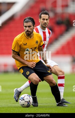 31. Juli 2021; bet365 Stadium, Stoke, Staffordshire, England; Fußball vor der Saison, Stoke City gegen Wolverhampton Wanderers; Ruben Neves von Wolverhampton Wanderers Stockfoto