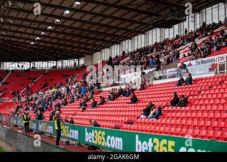 31. Juli 2021; bet365 Stadium, Stoke, Staffordshire, England; Vor der Saison freundlicher Fußball, Stoke City gegen Wolverhampton Wanderers; Fans zurück im bet365 Stadium Stockfoto