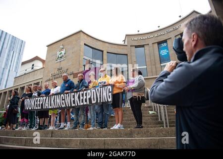 Glasgow, Schottland, Großbritannien. 30. Juli 2021. IM BILD: Menschen, die über ihre Erfahrungen mit den Stufen der Buchanan Street sprechen. Laut den heute veröffentlichten „erschreckenden und herzzerreißenden“ Zahlen sind die Drogentoten in Schottland zum siebten Mal in Folge auf einen neuen Rekordwert angestiegen. Die „schockierende“ Nachricht, dass im Jahr 2020 1,339 Menschen an Drogen starben, bedeutet, dass Schottlands Drogentod-Rate mit Abstand die schlimmste in Europa bleibt. Quelle: Colin Fisher Stockfoto