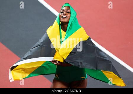 Jamaikas Elaine Thompson-Herah feiert, als sie die Ziellinie überquert, um das 100-m-Finale während des Leichtathletik-Wettbewerbs am 9. Tag der „Toky“ zu gewinnen Stockfoto