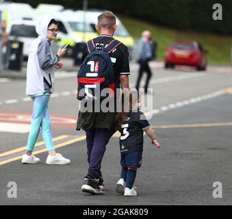 Liberty Stadium, Swansea, Glamorgan, Großbritannien. Juli 2021. Vor der Saison freundlicher Fußball, Swansea City gegen Southampton; Swansea City-Fans kommen vor dem Liberty Stadium an Credit: Action Plus Sports/Alamy Live News Stockfoto