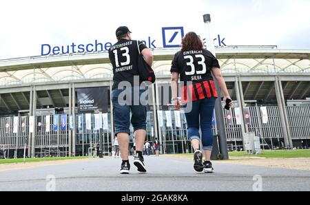 31. Juli 2021, Hessen, Frankfurt/Main: Fußball: Testspiele, Eintracht Frankfurt - ALS Saint Etienne im Deutsche Bank Park. Frankfurter Fans sind auf dem Weg ins Stadion. Foto: Arne Dedert/dpa Stockfoto