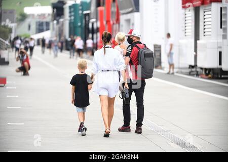 31. Juli 2021, Hungaroring, Budapest, Formel 1 Grand Prix Grand Prix von Ungarn 2021, im Bild Kimi Räikkönen (FIN # 7), Alfa Romeo Racing ORLEN mit seiner Frau Minttu, seinem Sohn Robin und seiner Tochter Rianna Angelia Milana. Stockfoto