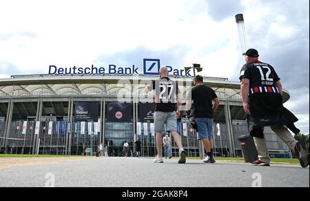 31. Juli 2021, Hessen, Frankfurt/Main: Fußball: Testspiele, Eintracht Frankfurt - ALS Saint Etienne im Deutsche Bank Park. Frankfurter Fans sind auf dem Weg ins Stadion. Foto: Arne Dedert/dpa Stockfoto