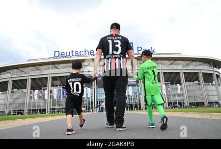 31. Juli 2021, Hessen, Frankfurt/Main: Fußball: Testspiele, Eintracht Frankfurt - ALS Saint Etienne im Deutsche Bank Park. Frankfurter Fans sind auf dem Weg ins Stadion. Foto: Arne Dedert/dpa Stockfoto