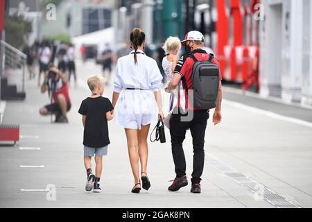 31. Juli 2021, Hungaroring, Budapest, Formel 1 Grand Prix Grand Prix von Ungarn 2021, im Bild Kimi Räikkönen (FIN # 7), Alfa Romeo Racing ORLEN mit seiner Frau Minttu, seinem Sohn Robin und seiner Tochter Rianna Angelia Milana. Stockfoto