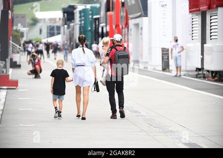 31. Juli 2021, Hungaroring, Budapest, Formel 1 Grand Prix Grand Prix von Ungarn 2021, im Bild Kimi Räikkönen (FIN # 7), Alfa Romeo Racing ORLEN mit seiner Frau Minttu, seinem Sohn Robin und seiner Tochter Rianna Angelia Milana. Stockfoto