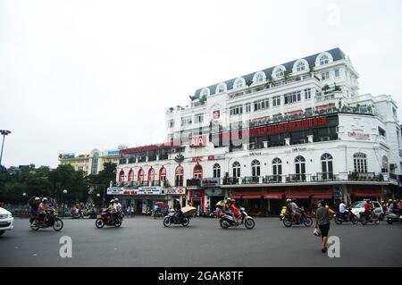 Vietnamesen Reiten Radfahren Fahren und ausländische Reisende Reise besuchen Altstadt und Einkaufen lokaler Produkte in Dong Kinh Nghia Thuc Square in Hoan Stockfoto