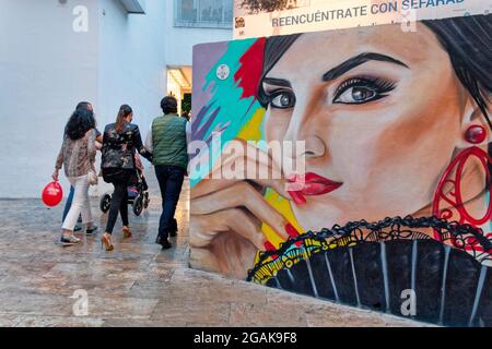 Graffiti in der Altstadt von Malaga, Frau mit Fecher vom Kuenstler Doger alias Jonathan Morillas , Costa del Sol, Provinz Malaga, Andalusien, Spanie Stockfoto