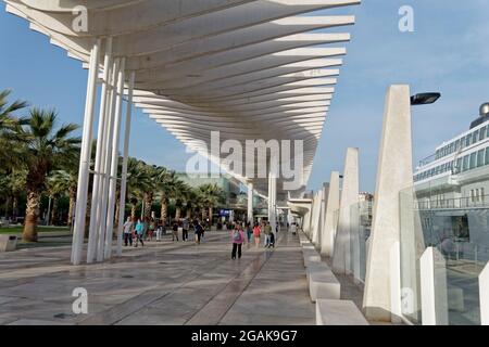 Touristen auf der Palmeral de las sorpresas, Malaga, Costa del Sol, Provinz Malaga, Andalusien, Spanien, Europa, Stockfoto