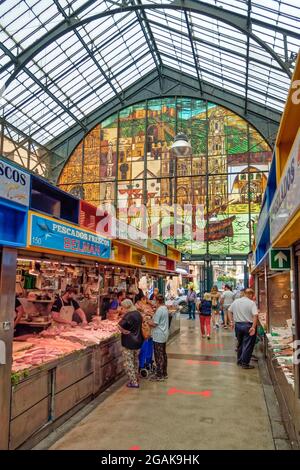 Mercado Central de Atarazanas, traditionelle Markthalle mit großer Auswahl an Lebensmitteln und Tapasbars, , Malaga, Costa del Sol, Provinz Malaga, Ein Stockfoto