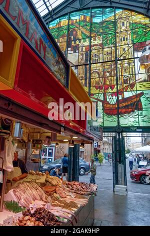 Mercado Central de Atarazanas, traditionelle Markthalle mit großer Auswahl an Lebensmitteln und Tapasbars, , Malaga, Costa del Sol, Provinz Malaga, Ein Stockfoto