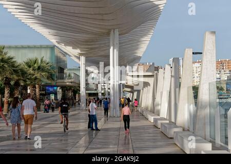 Touristen auf der Palmeral de las sorpresas, Malaga, Costa del Sol, Provinz Malaga, Andalusien, Spanien, Europa, Stockfoto