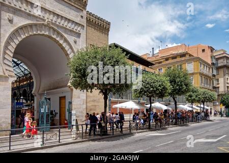 Mercado Central de Atarazanas, traditionelle Markthalle mit großer Auswahl an Lebensmitteln und Tapasbars, , Malaga, Costa del Sol, Provinz Malaga, Ein Stockfoto