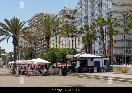 Sandstrand Malaga, Playa de la Malagueta, Chiringuito Sicsu, Beach Bar, Palmen, Costa del Sol, Provinz Malaga, Andalusien, Spanien, Europa, Stockfoto