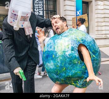 London, England, Großbritannien 31. Juli 2021 Aktivisten des Extinction Rebellion versammeln sich vor dem London Science Museum, um gegen ihre Unterzeichnung eines Würgebetrags mit Shell wegen des Klimawandels zu protestieren. In einer theatralischen Präsentation machten die Protestierenden die Aufmerksamkeit der Massen auf die anhaltenden Investitionen von Muscheln in fossile Brennstoffe, ihre Unterstützung beim Wissenschaftsmuseum und den in dieser Woche in der Presse hervorgehobenen Auftrag, den das Wissenschaftsmuseum erhalten hatte. Kredit: Denise Laura Baker/Alamy Live Nachrichten Stockfoto