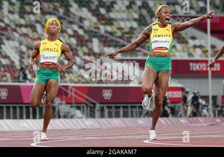 Tokio, Japan. Juli 2021. Leichtathletik: Olympische Spiele, 100 m, Frauen, Finale im Olympiastadion. Jamaikas Elaine Thompson-Herah (r) gewinnt das Rennen vor der Jamaikas Shelly-Ann Fraser-Pryce. Quelle: Michael Kappeler/dpa/Alamy Live News Stockfoto